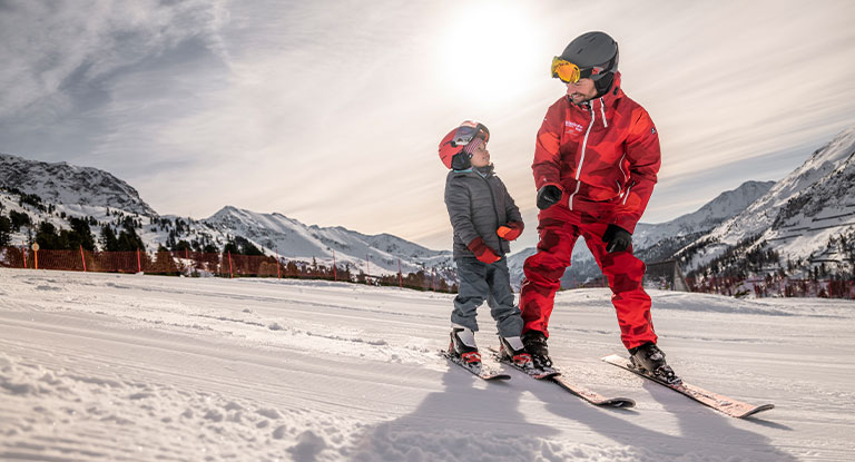 Skiurlaub - 2 Kinder beim Skifahren - im Skigebiet Obertauern