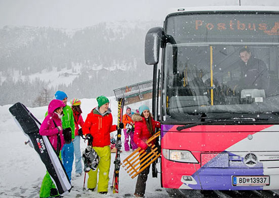 Skibus bringt Gäste im Skiurlaub zum Skilift